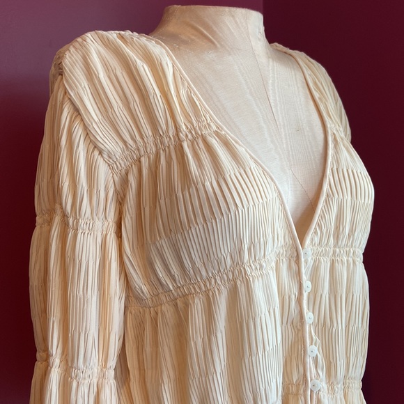 Urban Outfitters UO Aliyah Plisse Cream Pleated Button Down Top Large - Picture 5 of 8